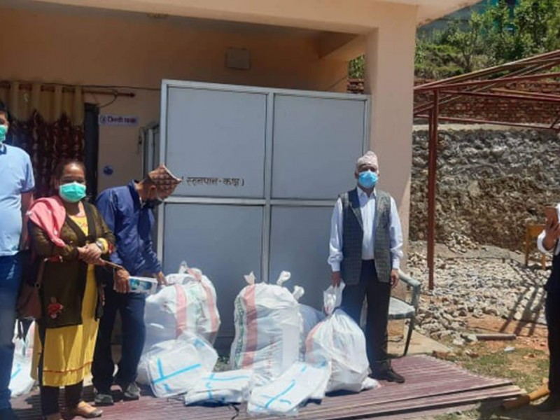 मुसीकोटले सवै वडामा १९ प्रकारका औषधि र स्वास्थ्य सामग्री दियो 